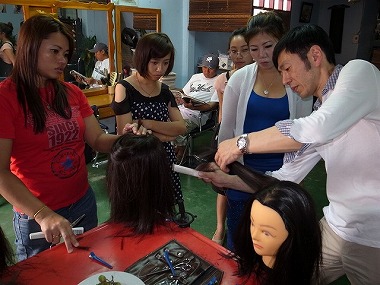 ���e���C�u�t���J�b�g�}�l�L���̔��̖т�؂�w�������Ă���l�q