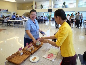 �N�b�L�[��̔����Ă���l�q